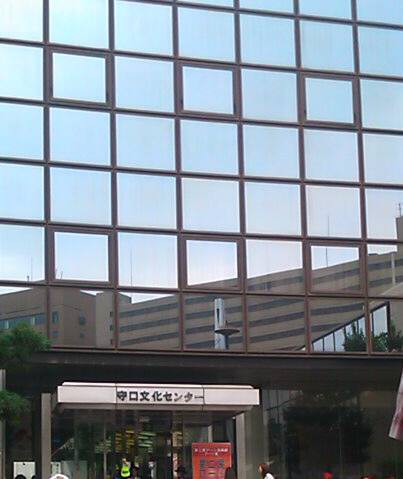 ガラス張りの外観