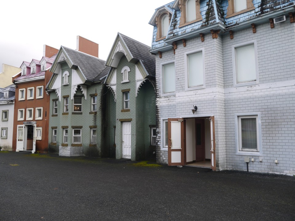 廃墟となった街並みがあるメインストリート