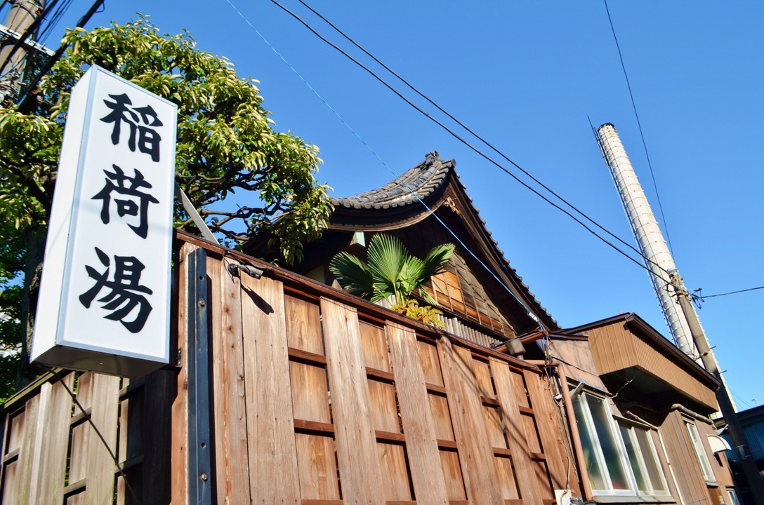 狭い路地に面しているので全容は見えませんが、立派な建物！