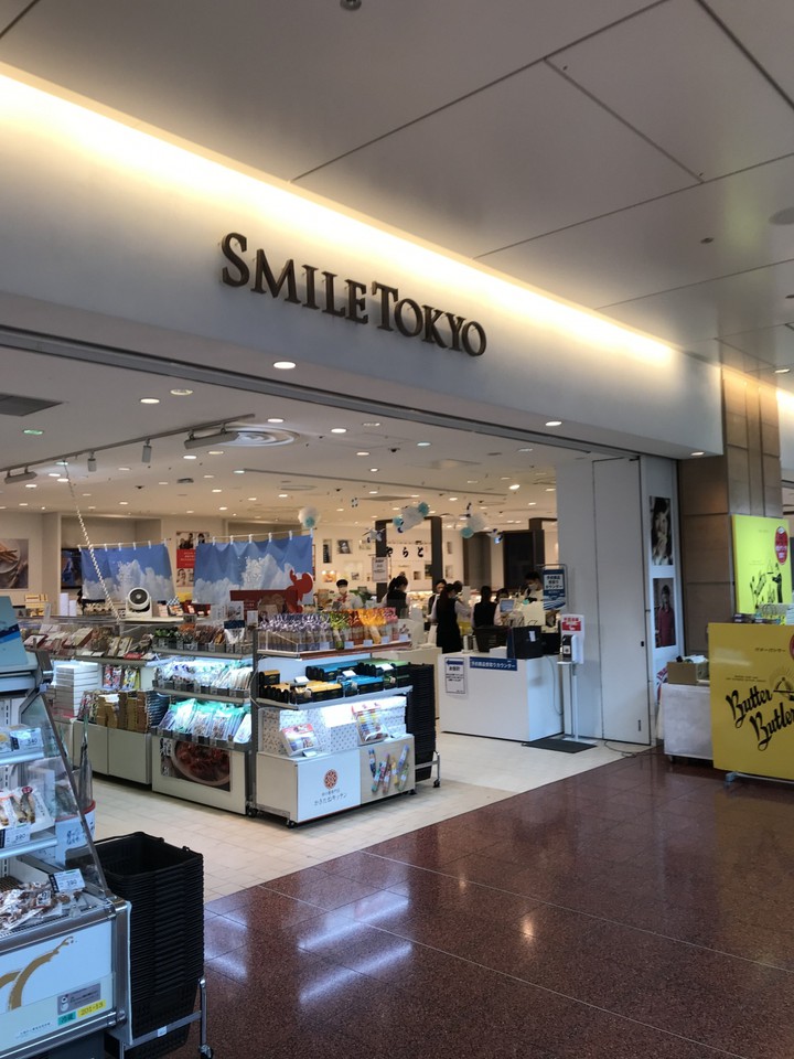 白が基調のすっきりした店内