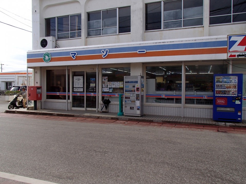 お店の駐車場はないですが、近くに役場や港の駐車場があります