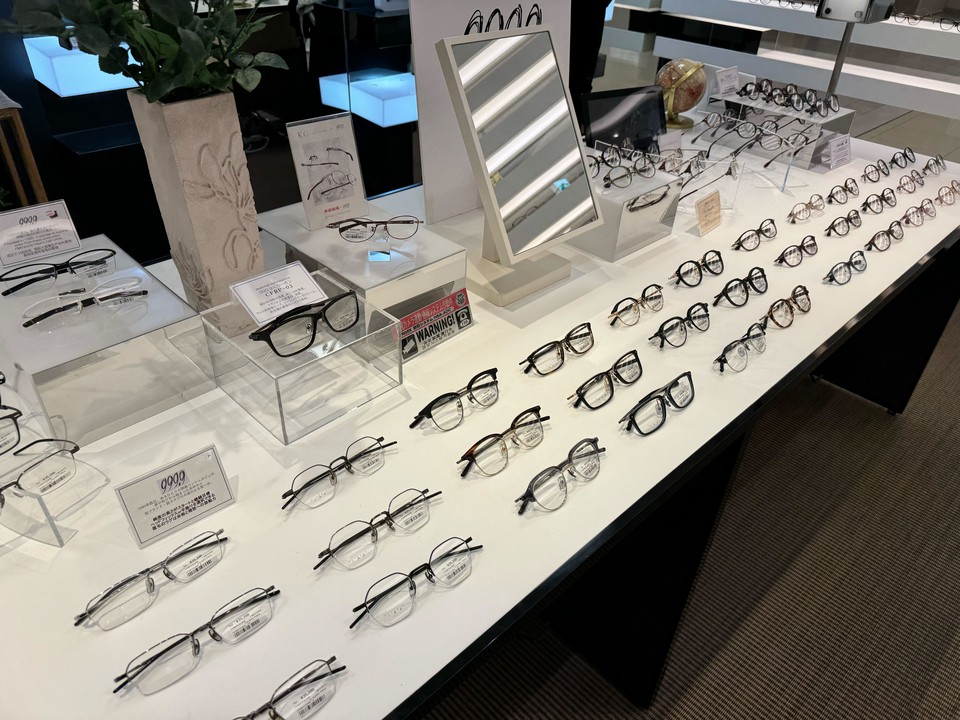 999.9新宿髙島屋　試着用の鏡とテーブルに並んだメガネ