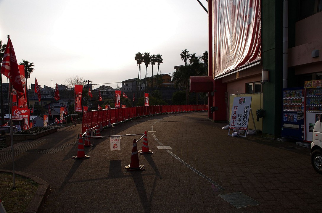 フェンスが設けられ選手が間近で見れない状態です。