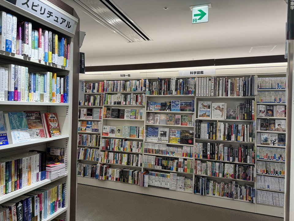 Book1st.の店舗の本棚