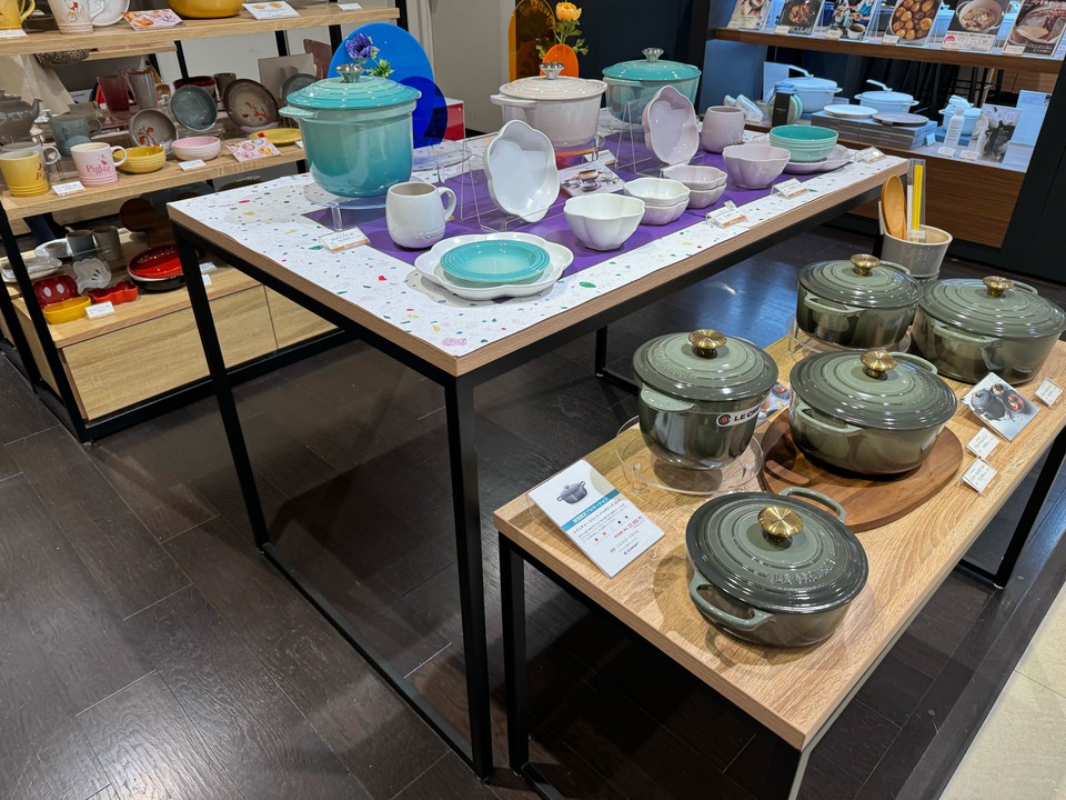 新宿高島屋 和洋食器売り場　棚に食器が並んでいる