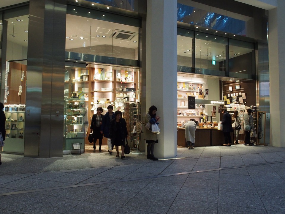 「プラスエス」スパイラルマーケット丸の内店の外観画像。