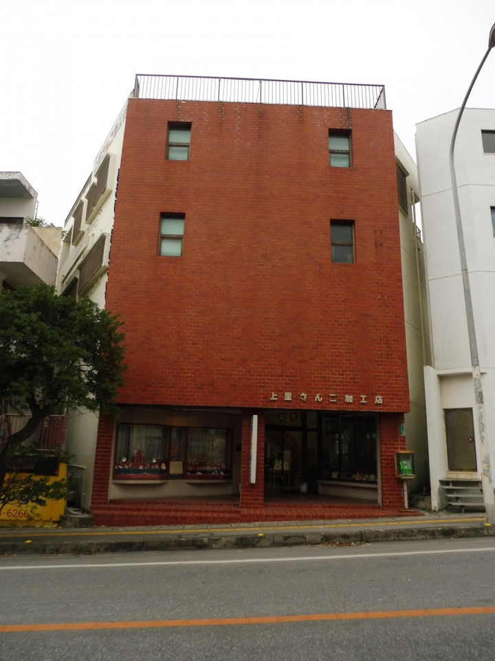 県道243号線より、外観は地味ですが・・・