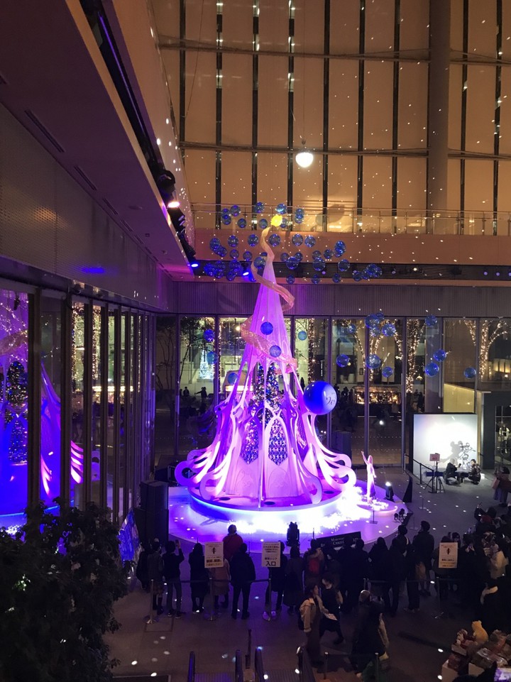 ショーでライトのカラーが変わりました。