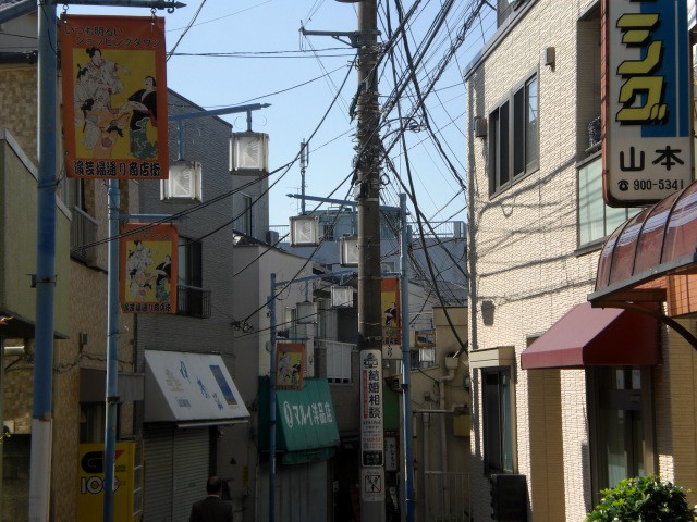 十条の通りには、演芸場通り商店街の黄色い旗が掲げられています