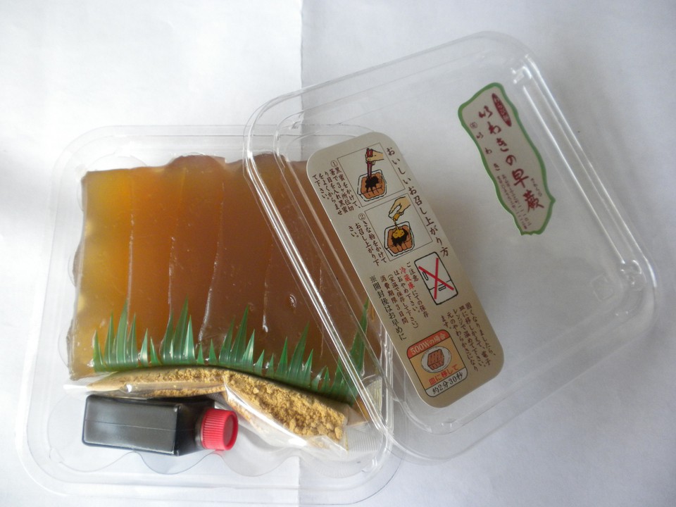 お餅、黒蜜、黄粉は別々に入っています。傾けて持ち歩いてもＯＫ