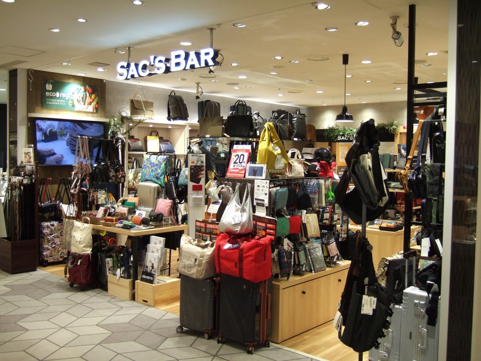 店内には旅行用品がぎっしり並んでいます