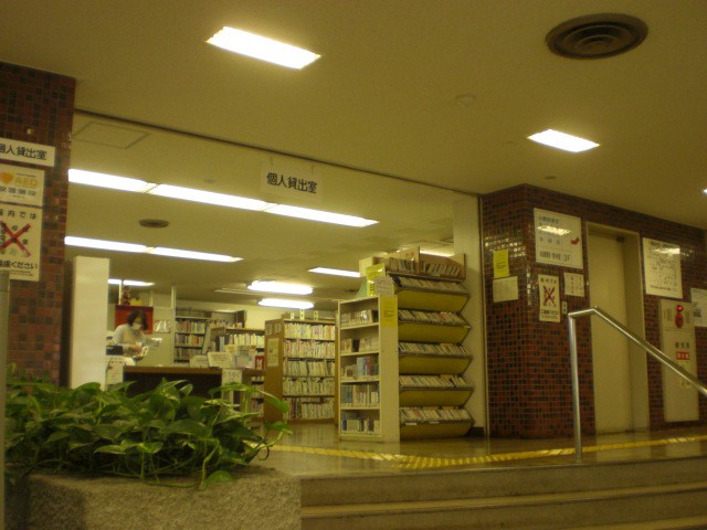 個人貸出室という区画があります。階段の上に位置しています。