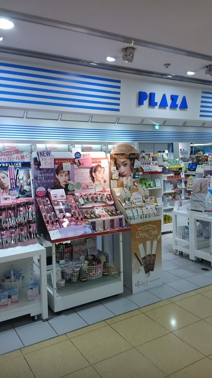 入口付近はコスメ類が多く並んでいました。