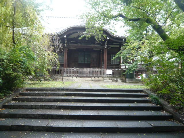 法明寺の奥にある本堂です。長い参道が続き、最後の石の階段です