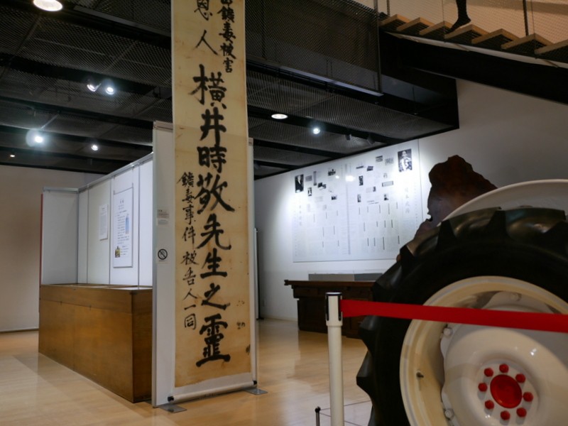 被害を受けた農民達の手による「大恩人」と書かれた大きな弔旗