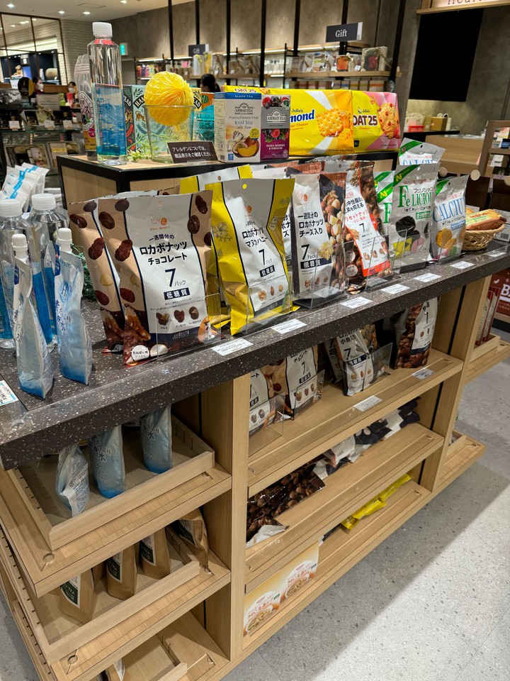 ヘルスコンシャスラボのスナックコーナー。ナッツやドライフルーツ、グルテンフリー商品が見えます