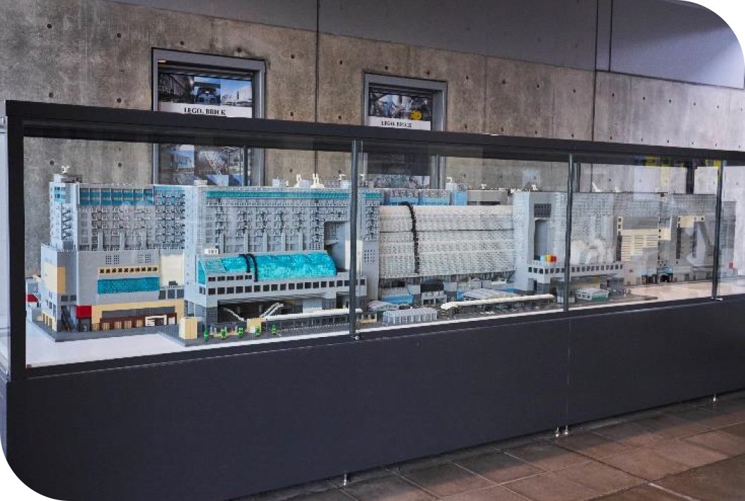 京都駅ビル 7階 東広場にはレゴブロック@京都駅ビルモデルが展示されている