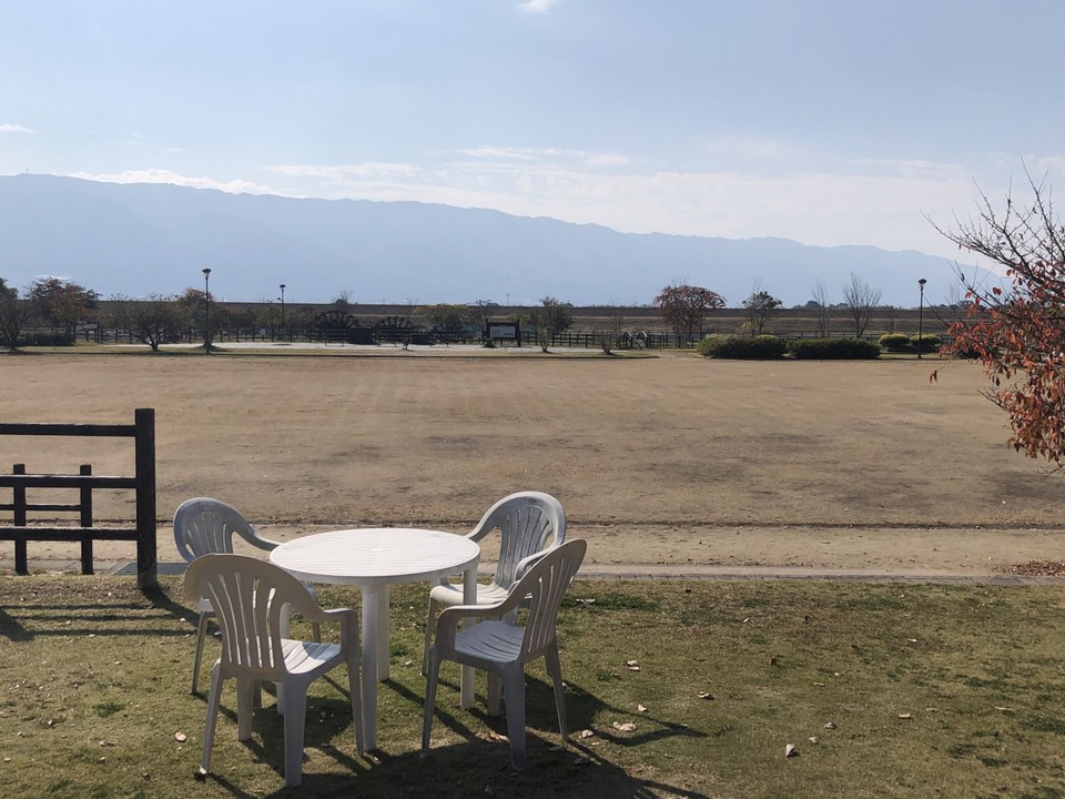 物産館裏の芝生はテーブルがあり三連水車を見ながら食事できます
