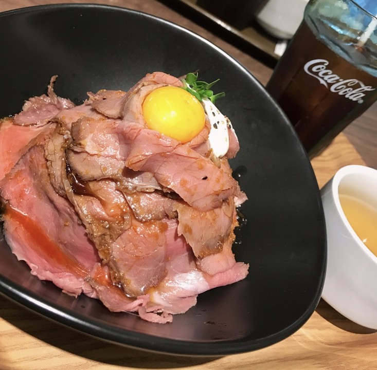 フードコートで食べたローストビーフ丼