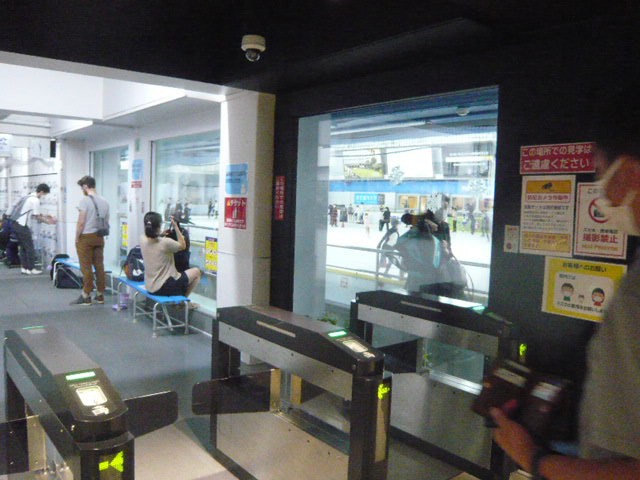 スケートリンクでは、子供も楽しく滑っています。家族も楽しそう