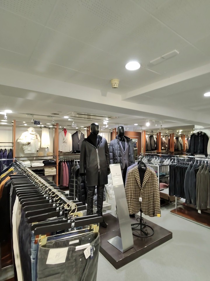 サカゼンの店舗の店内の売り場の様子