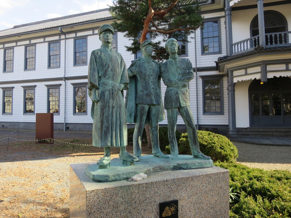 校舎の左手前には明治・大正・昭和の安積健児の像があります