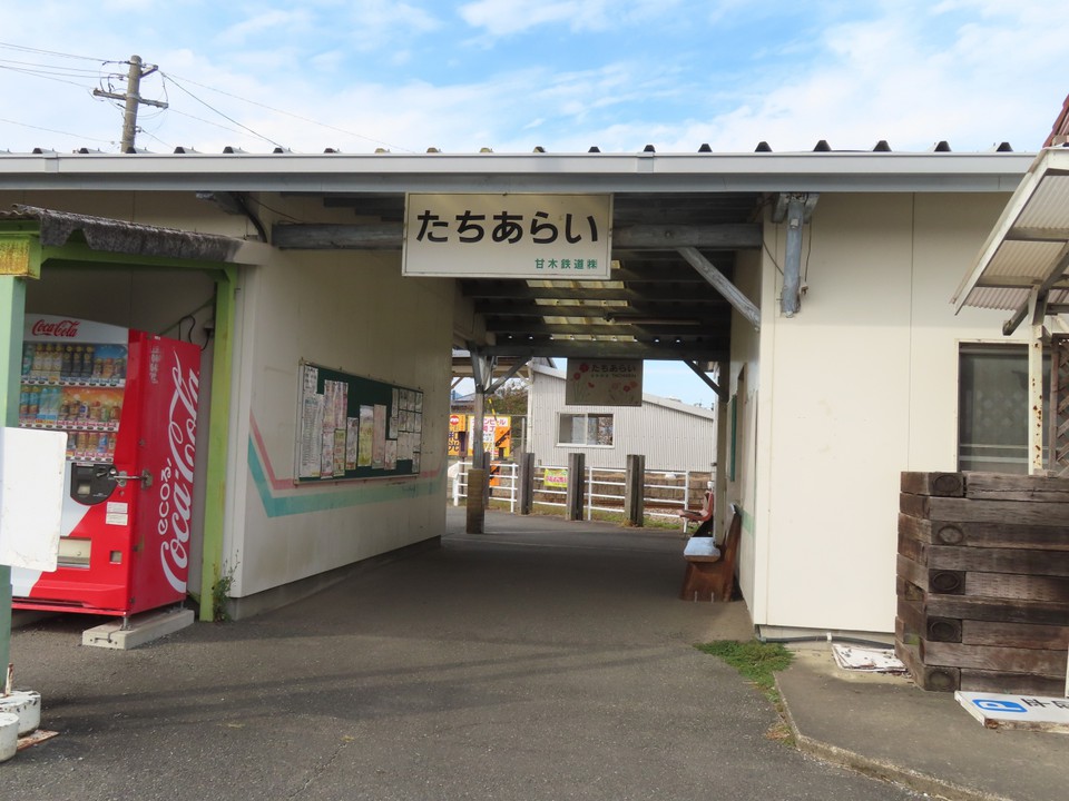 ホームはこの奥