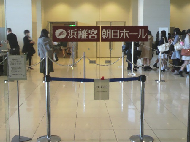 浜離宮朝日ホールの入口を入ると広いホールになっています。