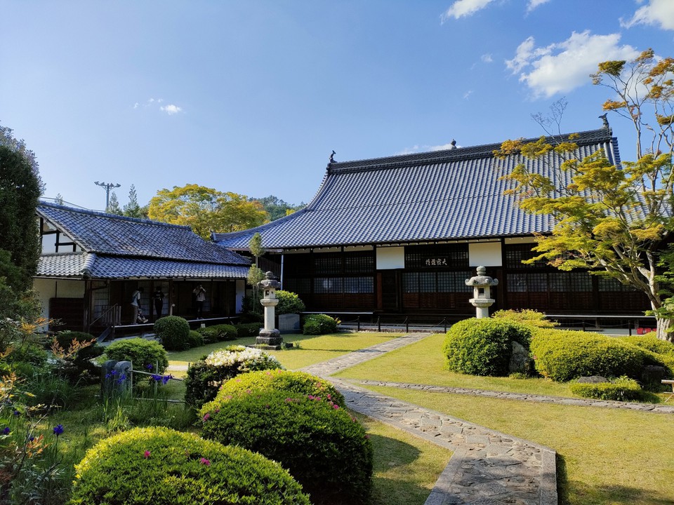 本堂前の広い庭