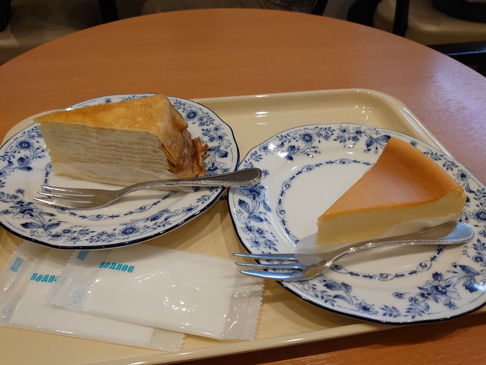 静かにスイーツをいただきます(*^▽^*)