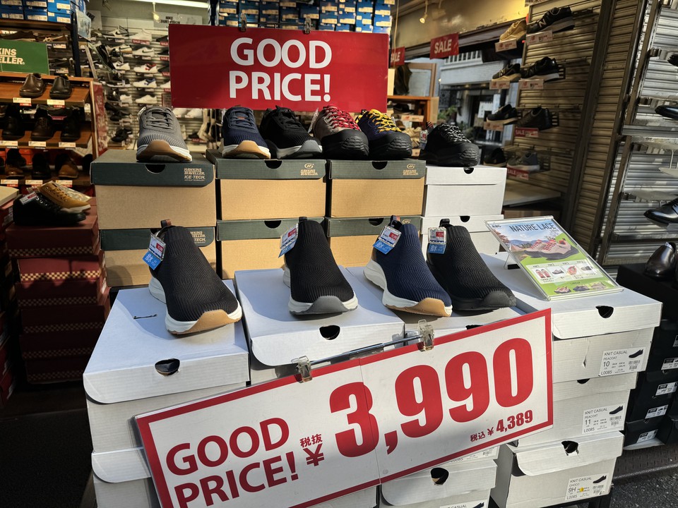 ABC-MARTの店舗入口のスニーカー