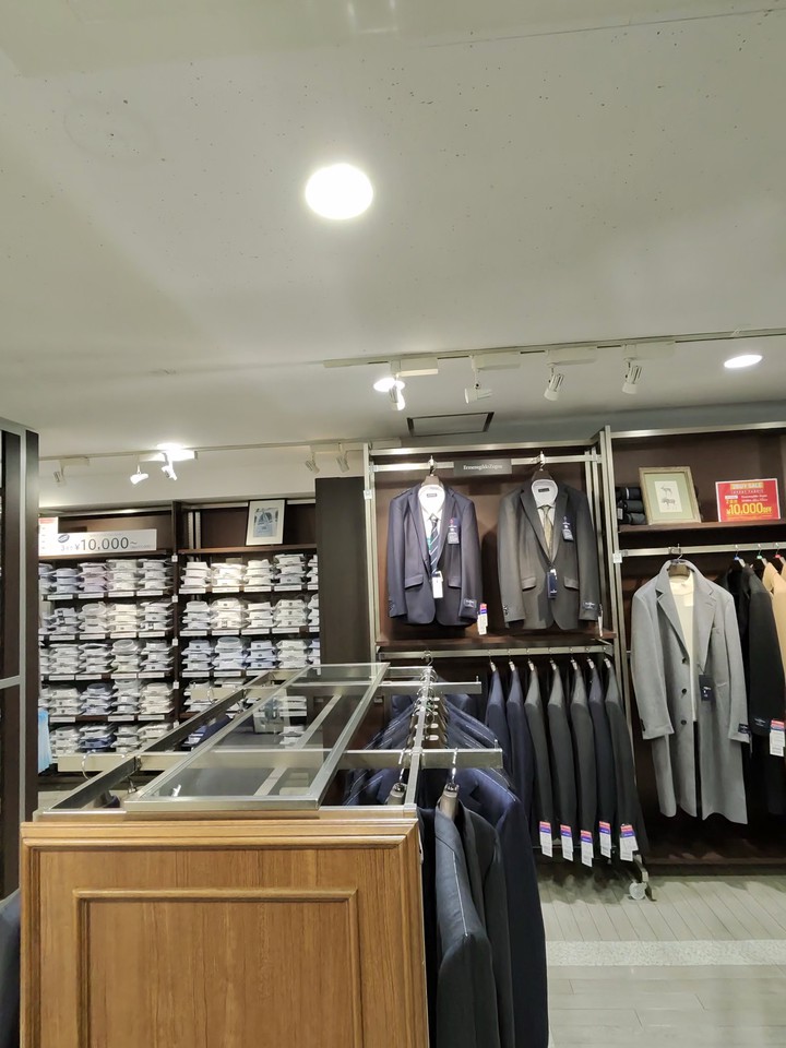 サカゼンの店舗の店内の売り場の様子