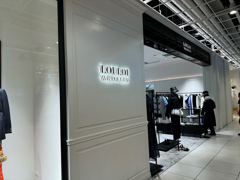ルルウィルビーの外観。モダンな店内で、さまざまな衣服がディスプレイされている様子が見て取れます。
