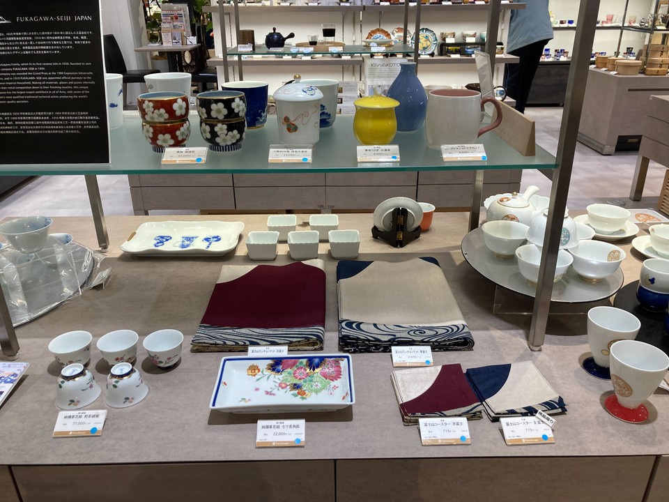 新宿高島屋 和洋食器売り場　棚に食器が並んでいる