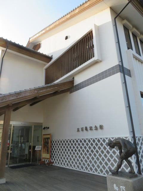 入口の彫刻が素敵です