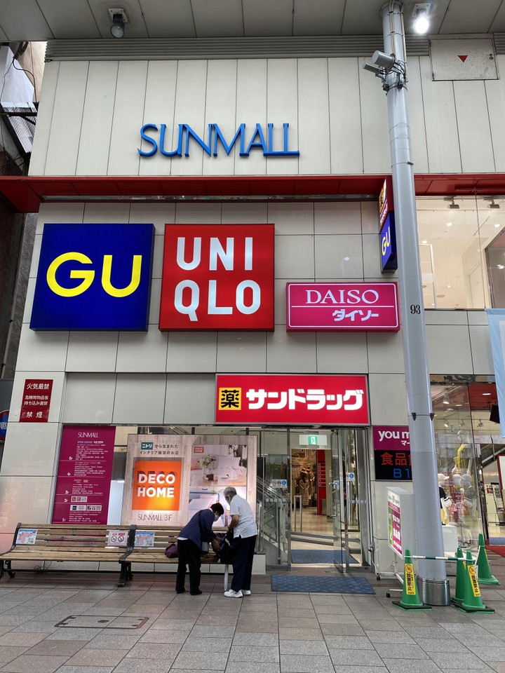 本通り商店街にあります