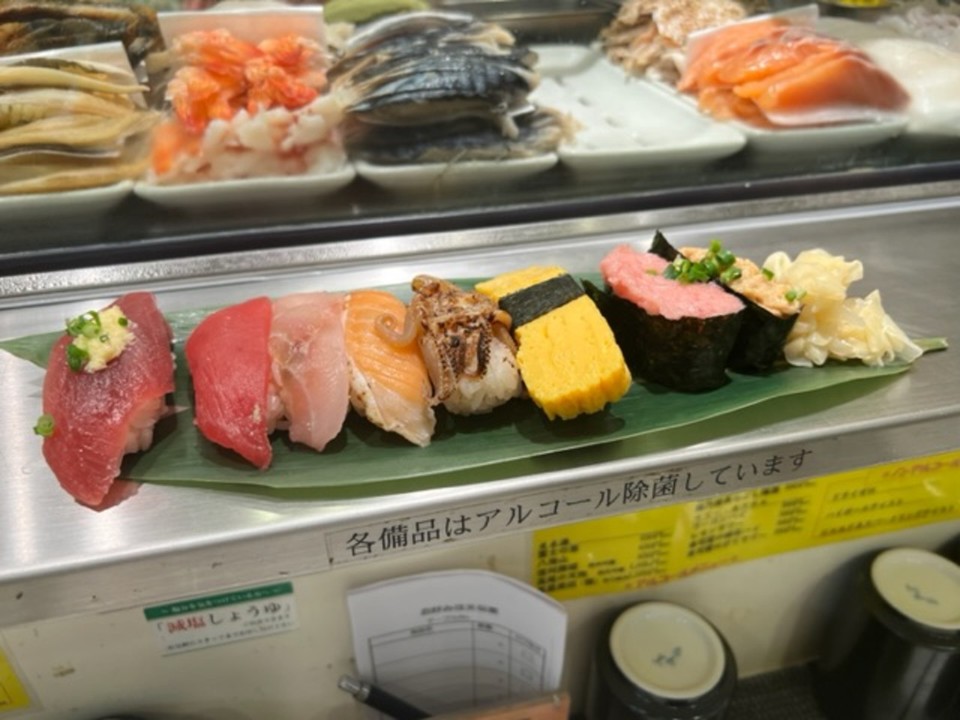 魚がし日本一の朝の7貫にラインクーポンのカツオ