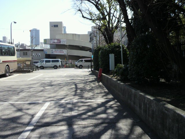 市場橋公園出入口には、大型バスが駐車したり、出入りしています