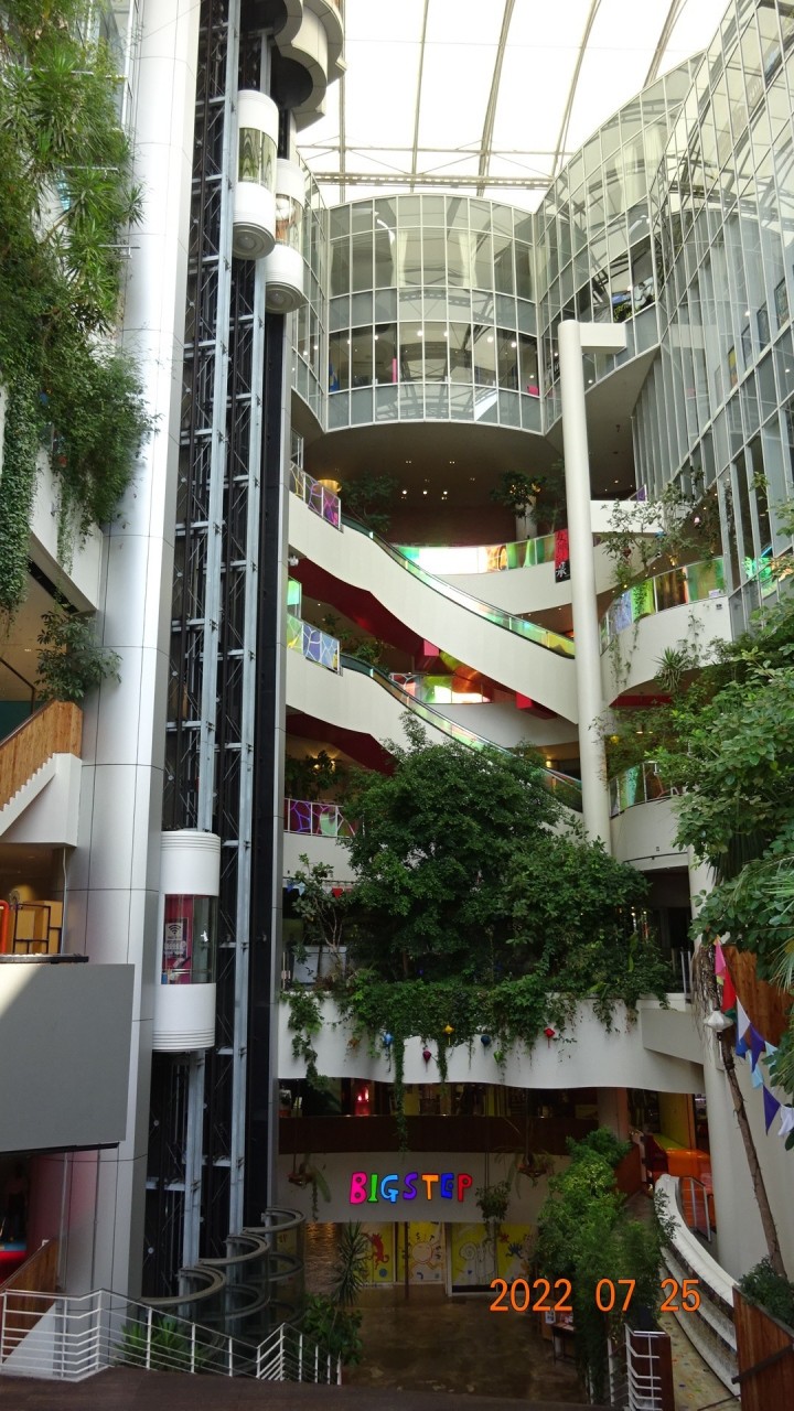 なかなかインパクトのある建物です