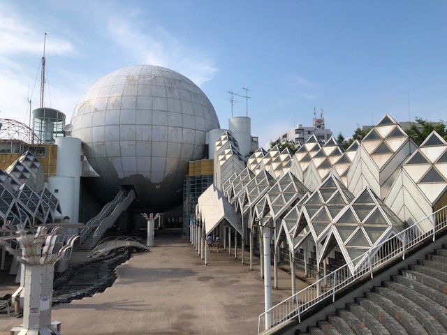 プラネタリウムが入っている地球儀