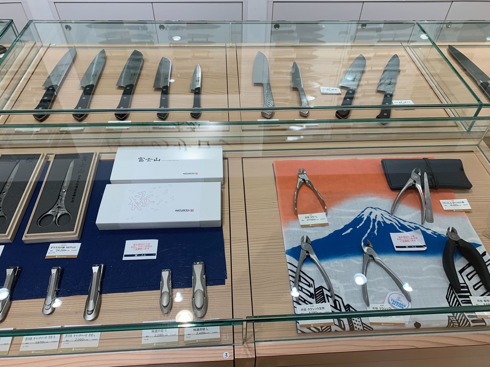 新宿高島屋 10F はものサロン 日本橋木屋 ガラスケースに展示された日本製の包丁やハサミ、爪切りなど