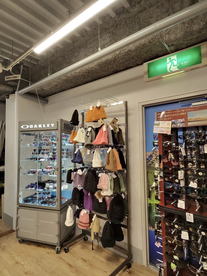 L-Breathの店内の様子。多種多様なアウトドア用品がディスプレイされている