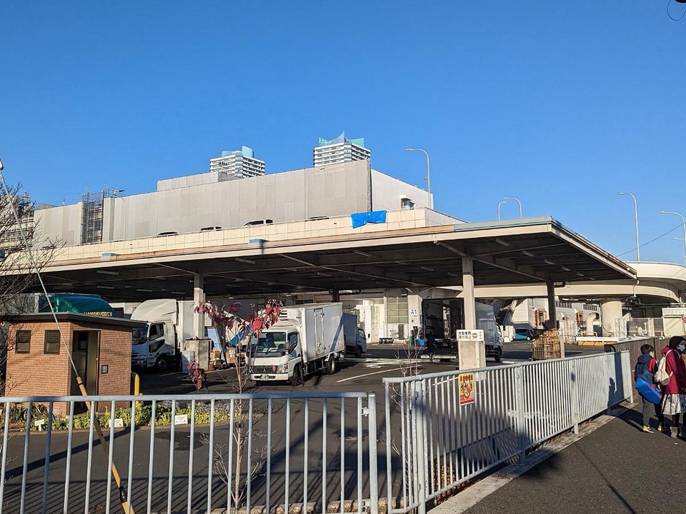 正月用の海産物を買う水産卸棟がこっちです。