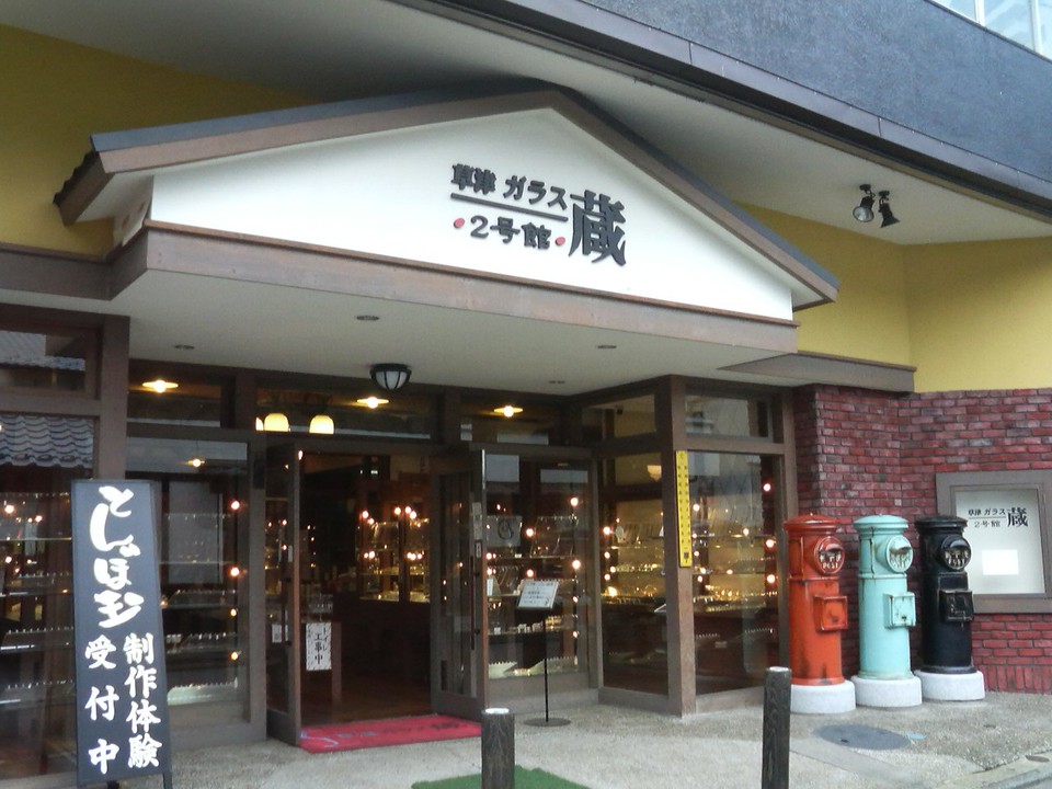 古い郵便ポストが並べてあったりとレトロな雰囲気を演出