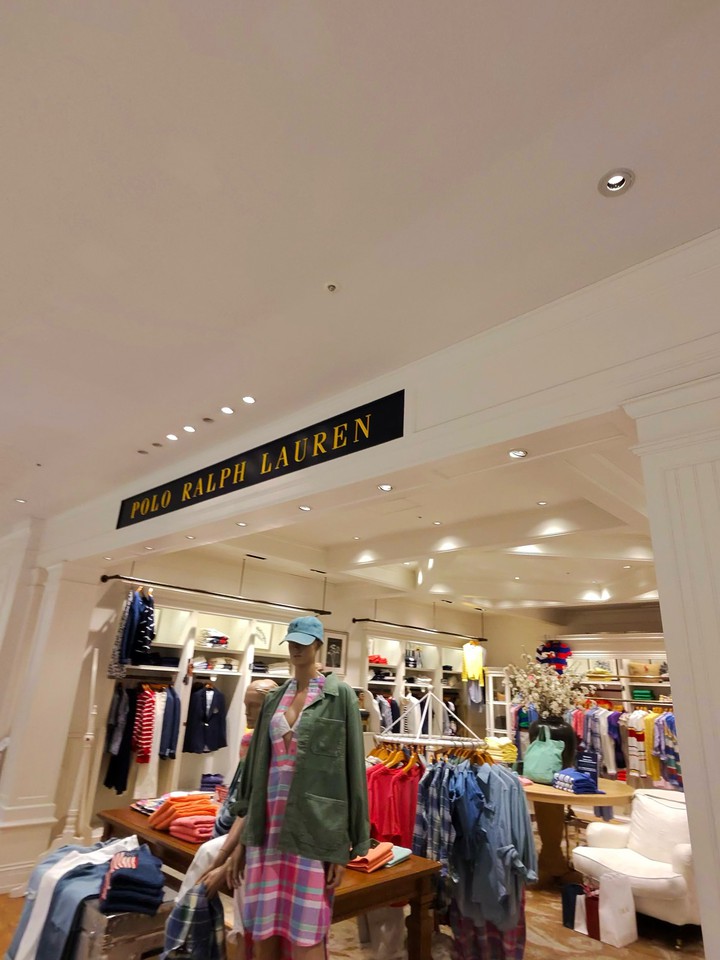 店内のマネキンが彩るポロラルフローレンの春夏コレクション