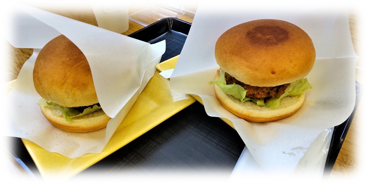 特産の肉厚しいたけがタネに混ぜ込まれ、サクサクに揚げられる