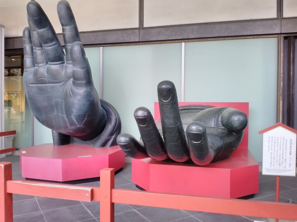 入り口横に大仏様の左手レプリカ(実物大)長さ約3.3m