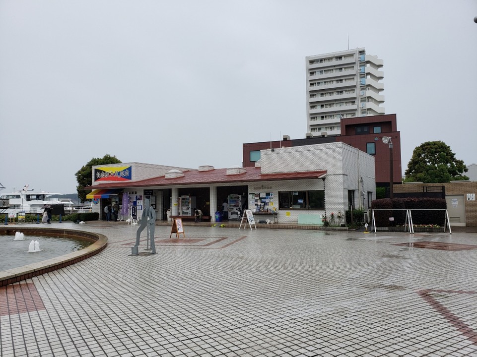 売店としては大きくないですが面白いものが多いです。