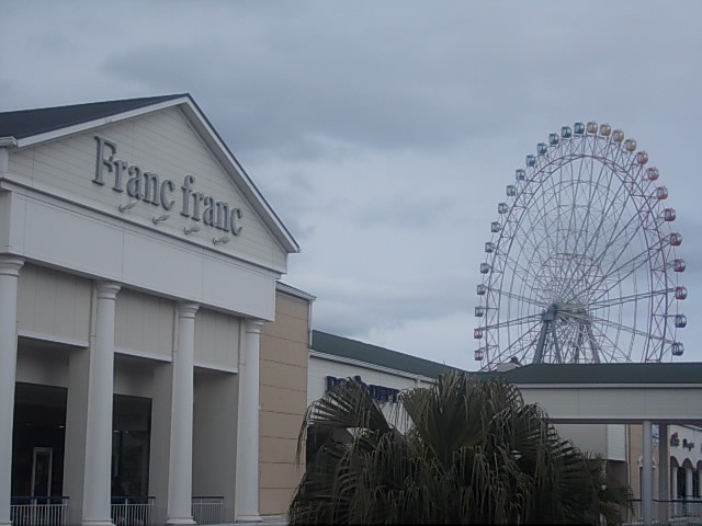 観覧車とのコラボが美しいお店の外観