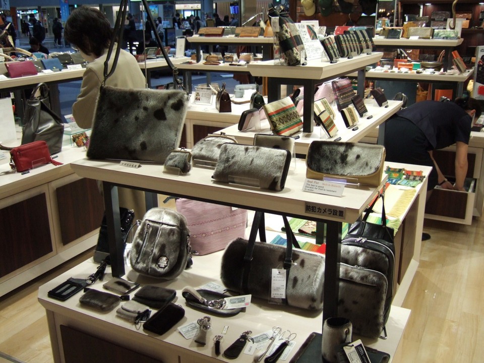 アザラシの毛皮を使ったバッグなどもありました